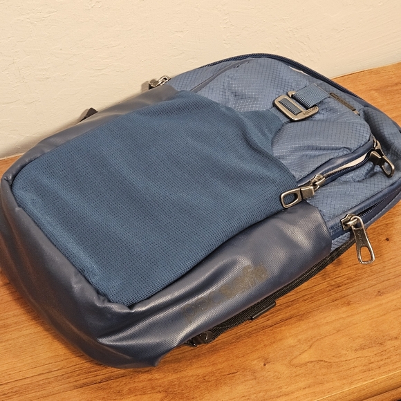 Pacsafe Venturesafe X Anti-Theft Sling Pack – Blue - Picture 5 of 11